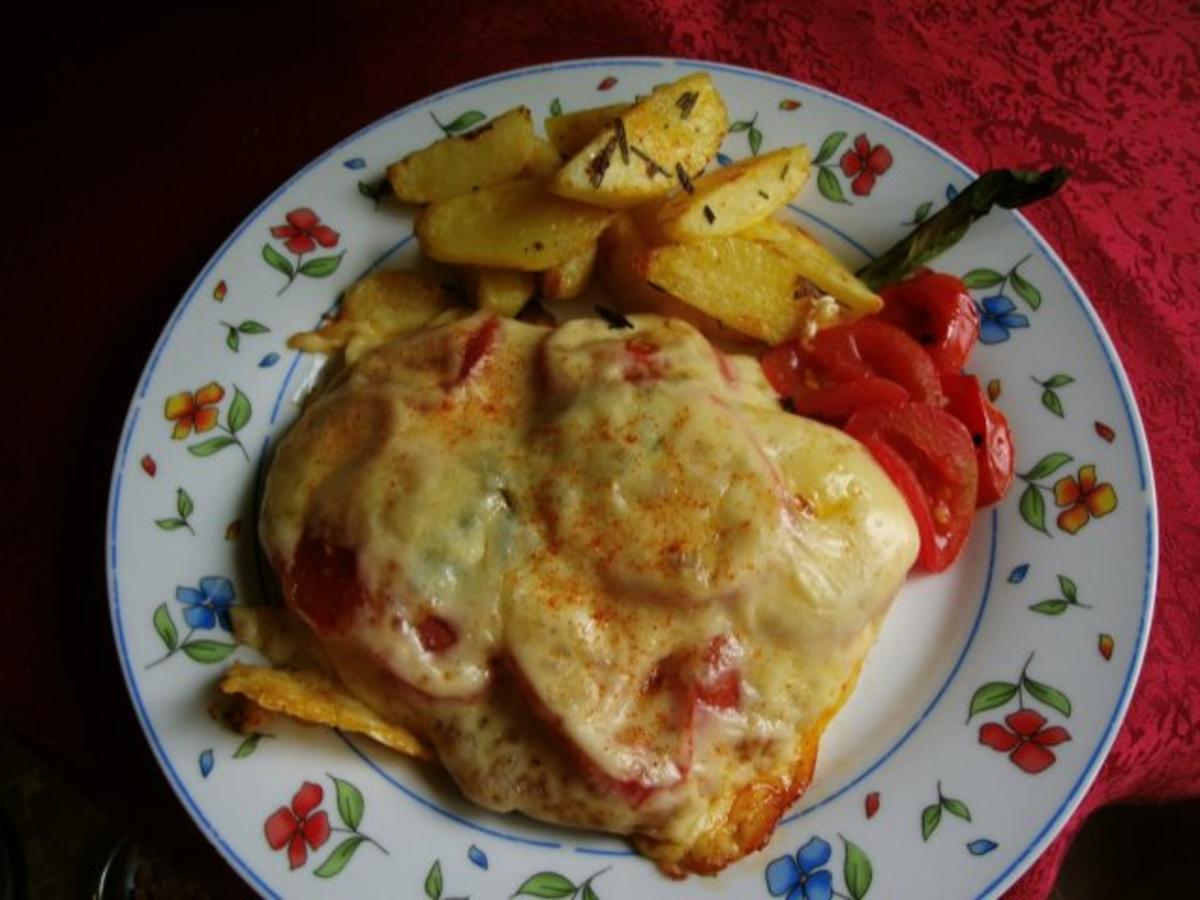 Kammkotelett mit Tomaten und Käse und Backofenkartoffeln - Rezept