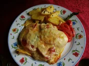 Kammkotelett mit Tomaten und Käse und Backofenkartoffeln - Rezept