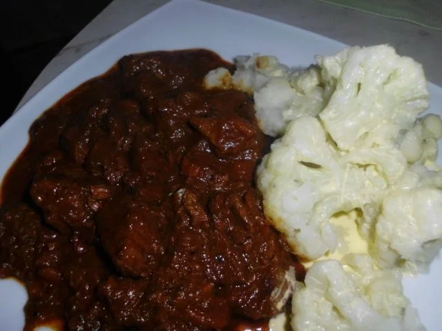 Rezept: Scharfer Gulasch aus Rind, dazu Blumenkohl in Butter gebettet Bild Nr. 7 Scharfer Gulasch aus Rind, dazu Blumenkohl in Butter gebettet - Rezept - Bild Nr. 7