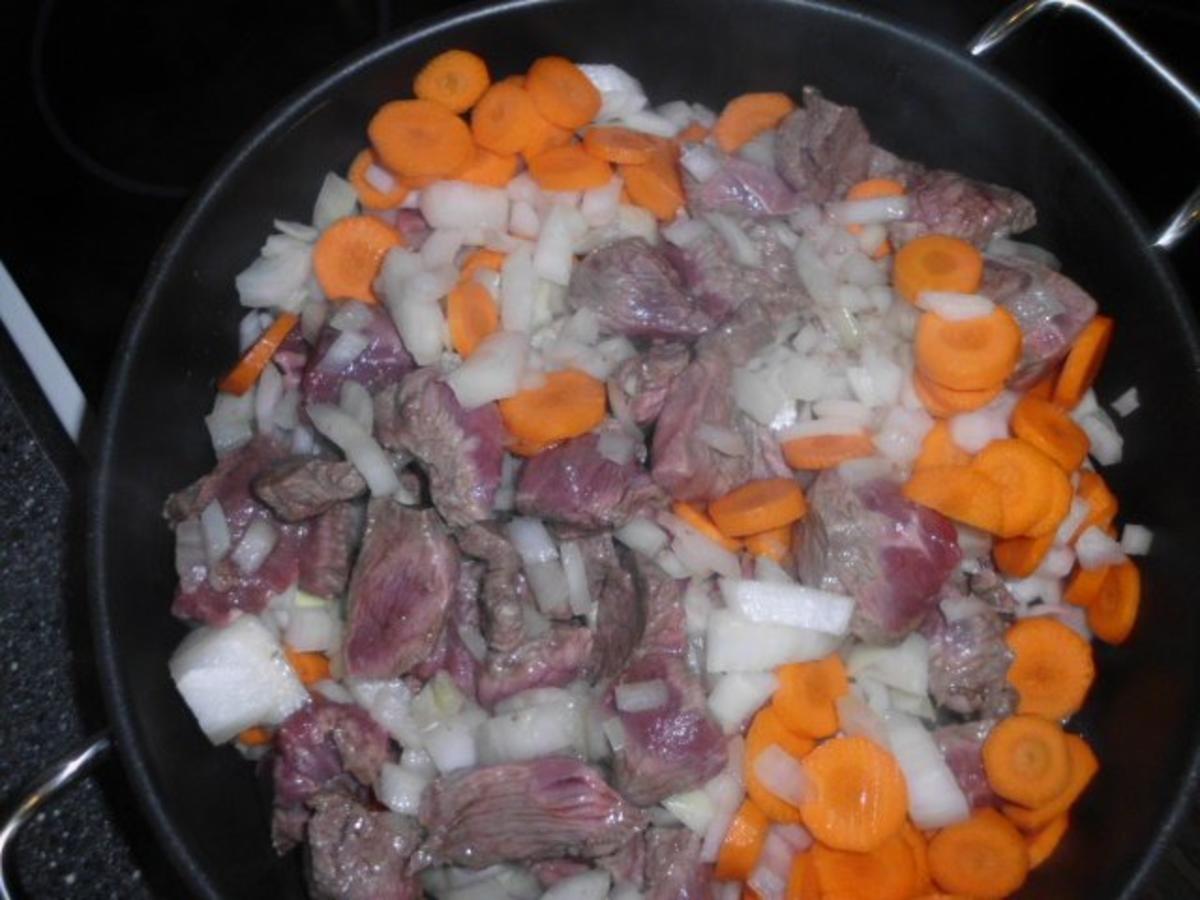 Scharfer Gulasch aus Rind, dazu Blumenkohl in Butter gebettet - einfach ...