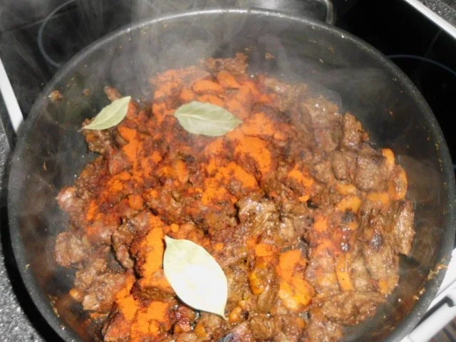 Rezept: Scharfer Gulasch aus Rind, dazu Blumenkohl in Butter gebettet Bild Nr. 5 Scharfer Gulasch aus Rind, dazu Blumenkohl in Butter gebettet - Rezept - Bild Nr. 5