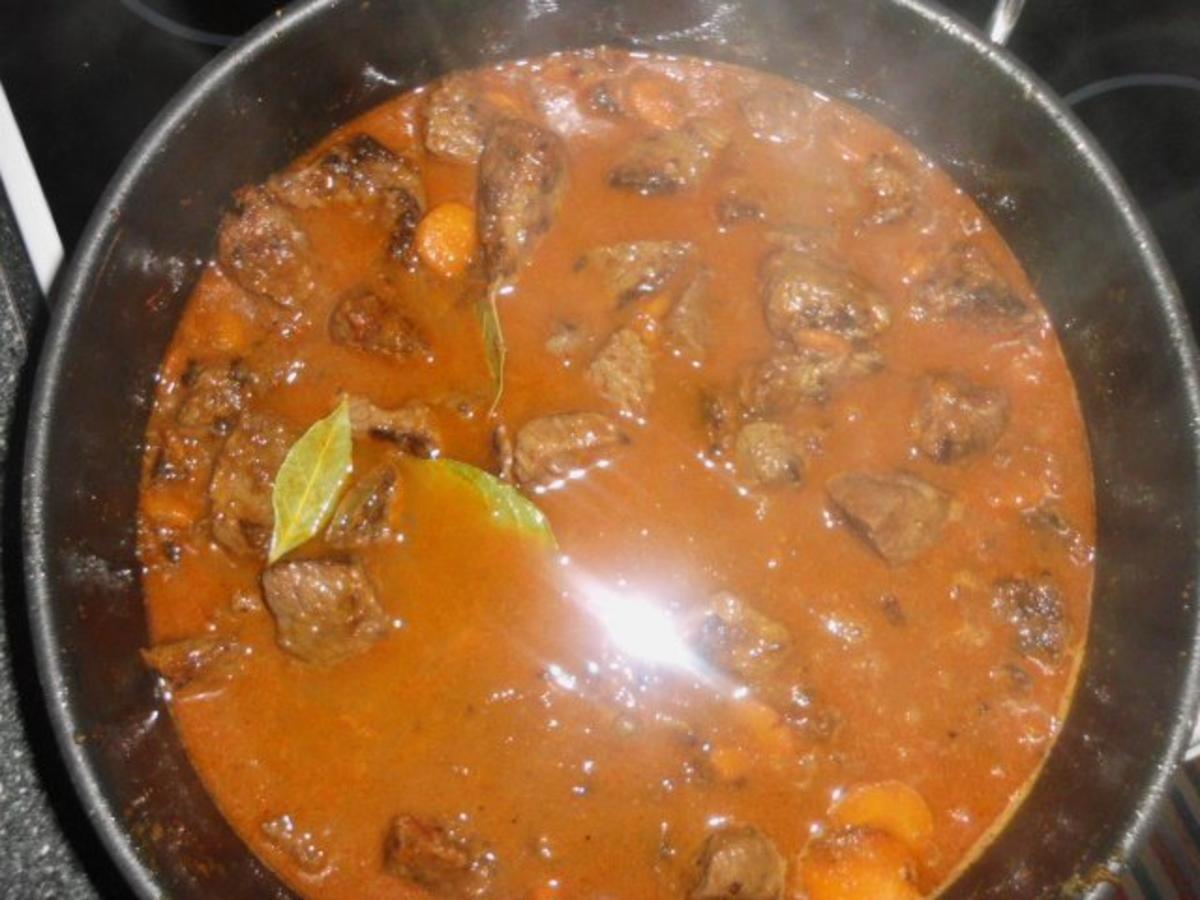 Scharfer Gulasch aus Rind, dazu Blumenkohl in Butter gebettet - einfach ...