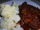 Scharfer Gulasch aus Rind, dazu Blumenkohl in Butter gebettet - Rezept