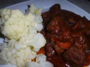 Scharfer Gulasch aus Rind, dazu Blumenkohl in Butter gebettet - Rezept