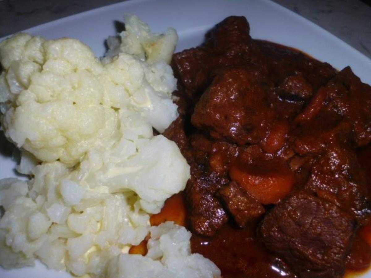 Scharfer Gulasch aus Rind, dazu Blumenkohl in Butter gebettet - Rezept
Eingereicht von Enikoe