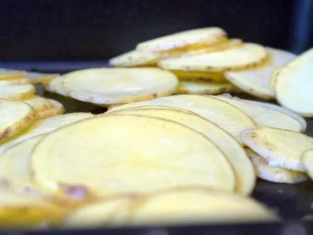 Chili-Knoblauch-Hähnchenschenkel auf Kartoffel-Paprikabett - Rezept - Bild Nr. 2