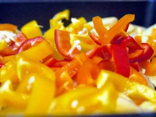 Chili-Knoblauch-Hähnchenschenkel auf Kartoffel-Paprikabett - Rezept - Bild Nr. 3