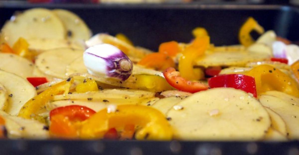 Chili-Knoblauch-Hähnchenschenkel auf Kartoffel-Paprikabett - Rezept - Bild Nr. 4