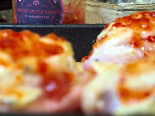 Chili-Knoblauch-Hähnchenschenkel auf Kartoffel-Paprikabett - Rezept - Bild Nr. 9