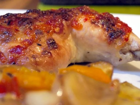 Chili-Knoblauch-Hähnchenschenkel auf Kartoffel-Paprikabett - Rezept