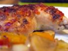 Chili-Knoblauch-Hähnchenschenkel auf Kartoffel-Paprikabett - Rezept