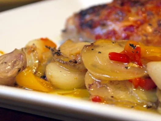 Chili-Knoblauch-Hähnchenschenkel auf Kartoffel-Paprikabett - Rezept - Bild Nr. 12