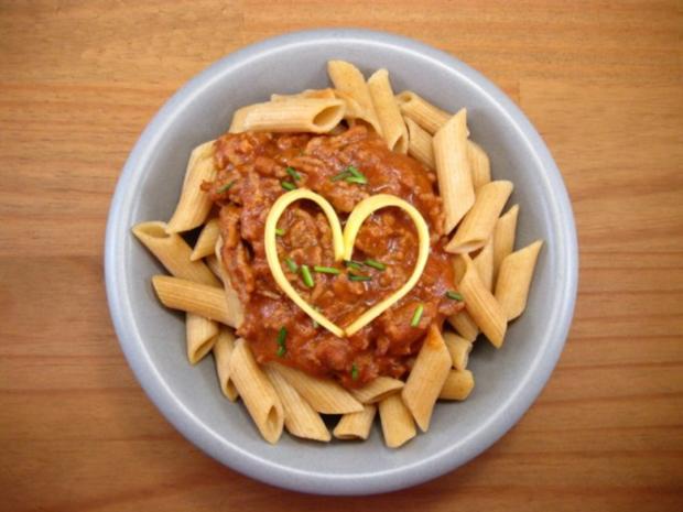 Vollkornnudeln mit Soja-Hack-Bolognese - Rezept - kochbar.de
