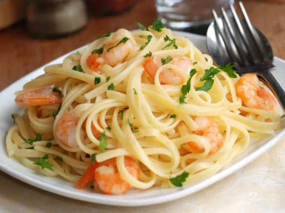 Rezept: Zitronenlinguine mit Chili-Garnelen in Curry-Sauce Zitronenlinguine mit Chili-Garnelen in Curry-Sauce - Rezept