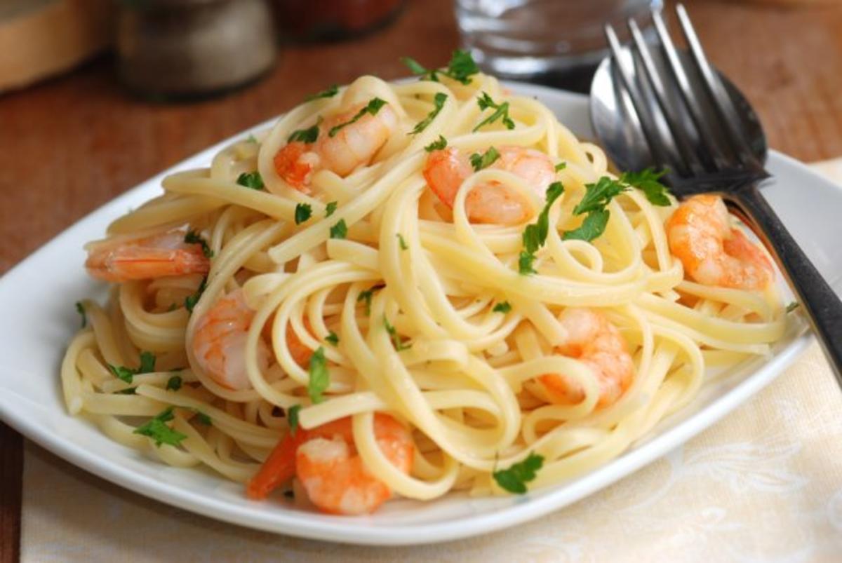 Zitronenlinguine mit Chili-Garnelen in Curry-Sauce - Rezept - kochbar.de