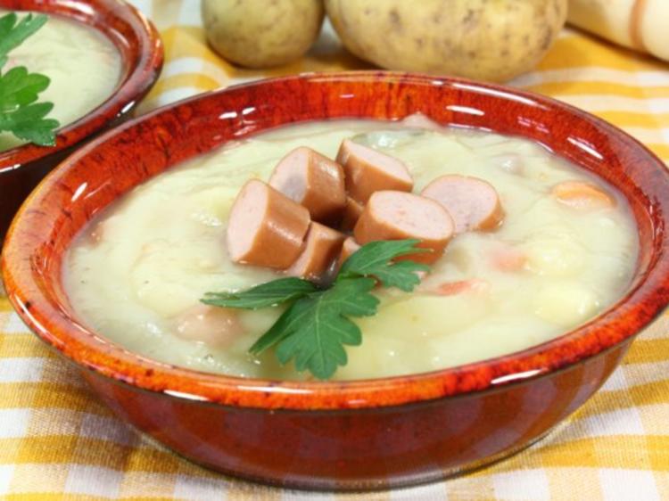 Kartoffelsuppe mit Würstchen - Rezept mit Bild - kochbar.de