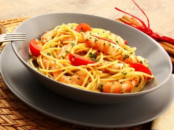 Vollkornnudeln mit Gemüsesauce und Shrimps - Rezept