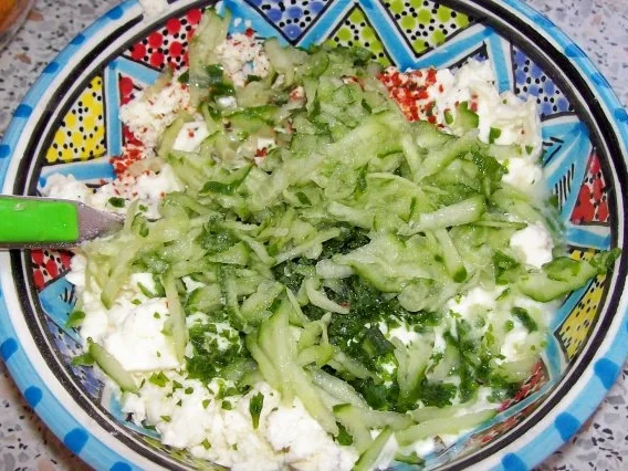 Rezept: Würziger Feta-Gurken-Dip Bild Nr. 2 Würziger Feta-Gurken-Dip - Rezept - Bild Nr. 2