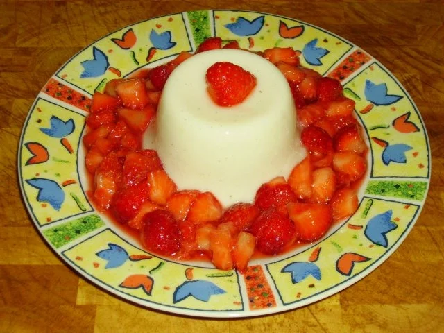 Buttermilchgelee mit Erdbeeren - Rezept