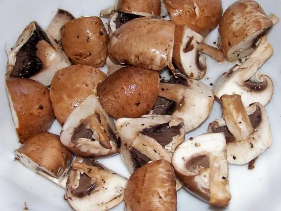 Vorspeise: Knusprig gebratene Champignons in Erdnusspanade - Rezept - Bild Nr. 2