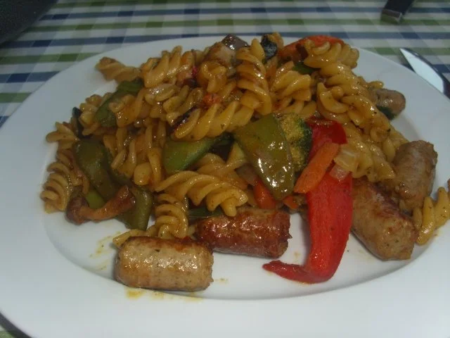 Nudel-Bratwurst-Pfanne mit Asia-Gemüse - Rezept