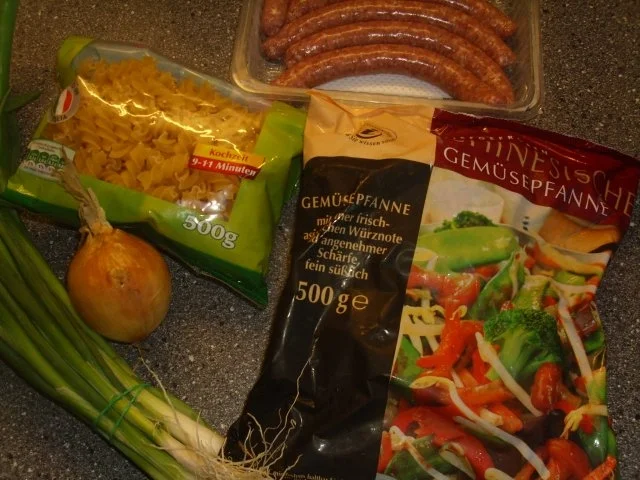 Nudel-Bratwurst-Pfanne mit Asia-Gemüse - Rezept - Bild Nr. 2