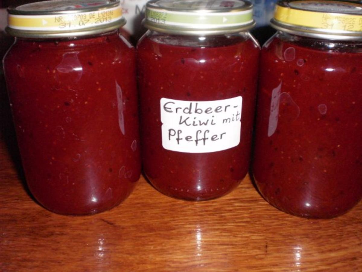 Bilder für Erdbeer-Kiwi-Marmelade mit grünem Pfeffer - Rezept