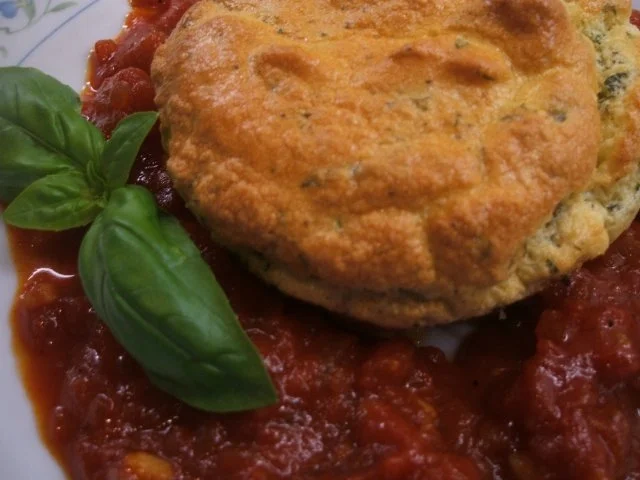 Souffle: Kräuter-Souffle auf fruchtiger Tomatensoße - Rezept - Bild Nr. 2