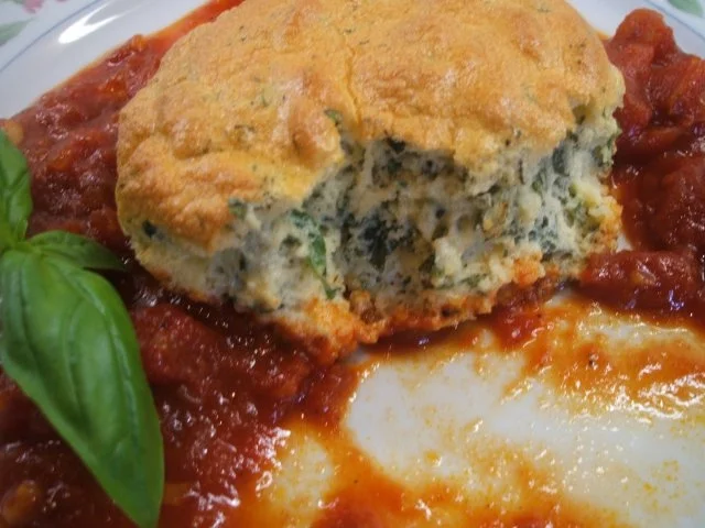 Souffle: Kräuter-Souffle auf fruchtiger Tomatensoße - Rezept - Bild Nr. 3