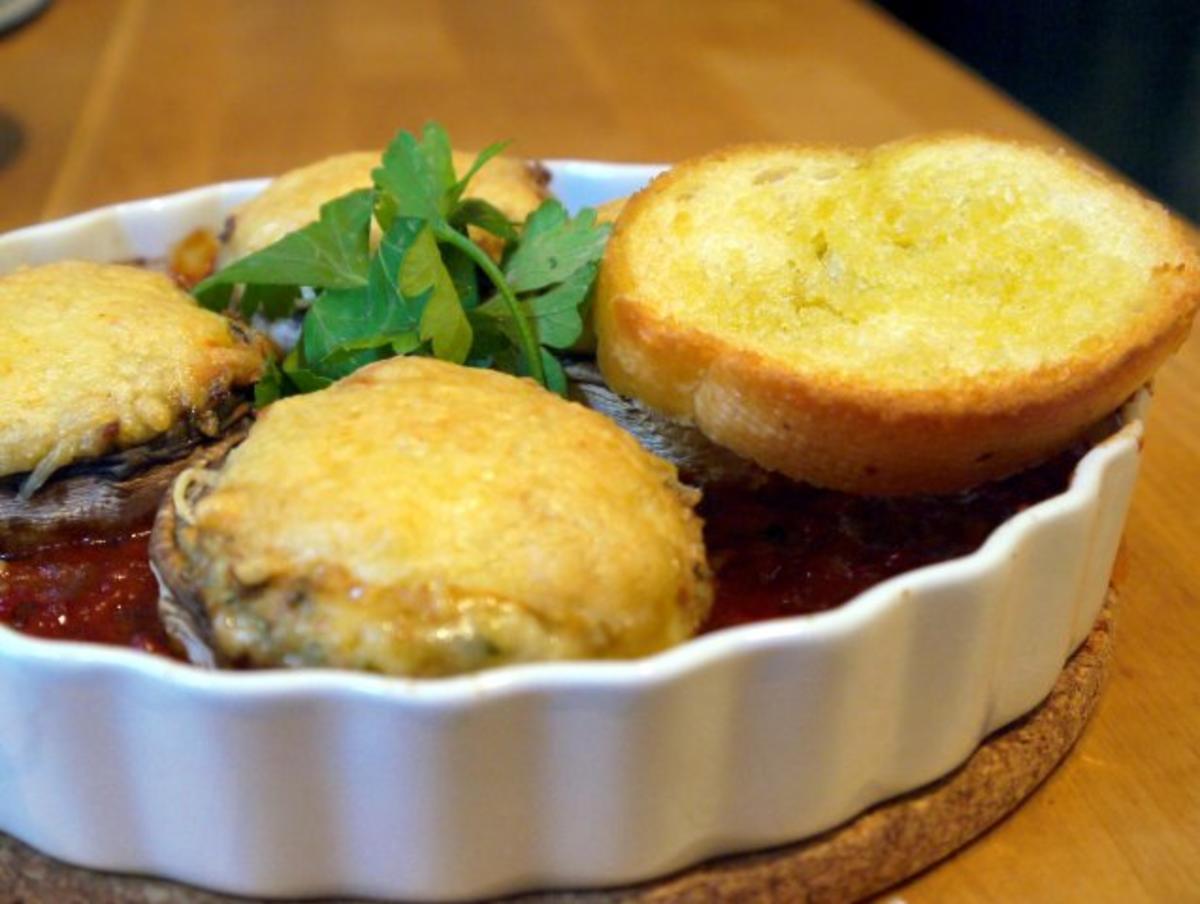 Gefüllte Champignons im Tomatenbett - Rezept