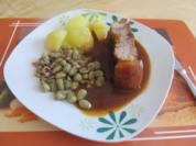 Schweineschulter mit Bohnenkernen - Rezept