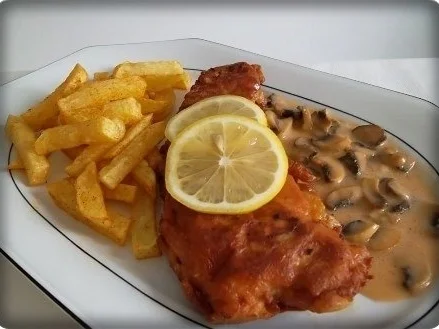 Knuspriges Schnitzel mit Pommes frites und Champignons-Rahmsauce - Rezept - Bild Nr. 22