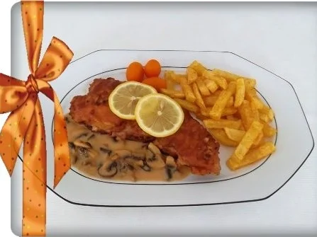 Knuspriges Schnitzel mit Pommes frites und Champignons-Rahmsauce - Rezept