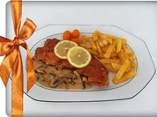 Knuspriges Schnitzel mit Pommes frites und Champignons-Rahmsauce - Rezept