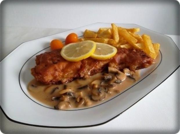 Knuspriges Schnitzel mit Pommes frites und Champignons-Rahmsauce ...