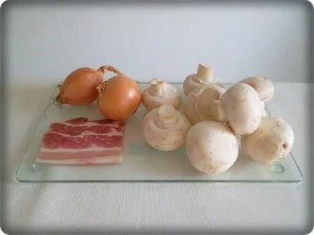 Knuspriges Schnitzel mit Pommes frites und Champignons-Rahmsauce - Rezept - Bild Nr. 3