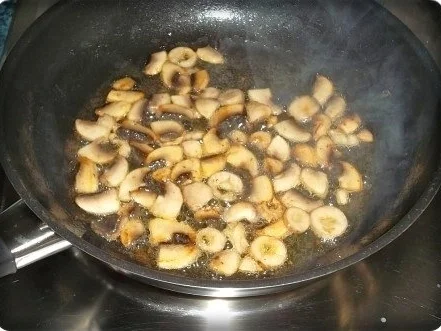 Knuspriges Schnitzel mit Pommes frites und Champignons-Rahmsauce - Rezept - Bild Nr. 13