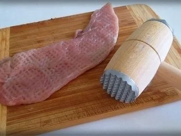 Knuspriges Schnitzel mit Pommes frites und Champignons-Rahmsauce - Rezept - Bild Nr. 5