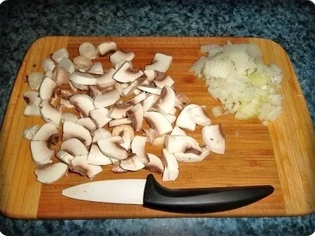 Knuspriges Schnitzel mit Pommes frites und Champignons-Rahmsauce - Rezept - Bild Nr. 4