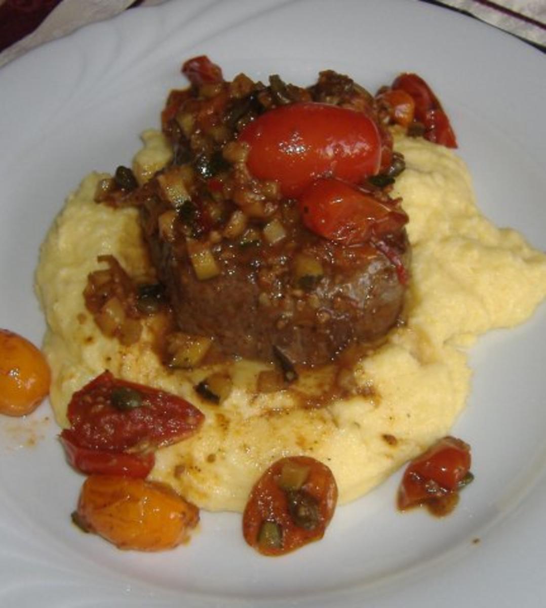 Rumpsteak auf Polenta mit Datteltomaten - Rezept