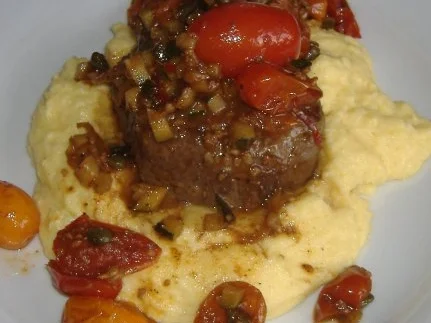 Rezept: Rumpsteak auf Polenta mit Datteltomaten Rumpsteak auf Polenta mit Datteltomaten - Rezept