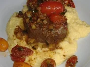 Rumpsteak auf Polenta mit Datteltomaten - Rezept