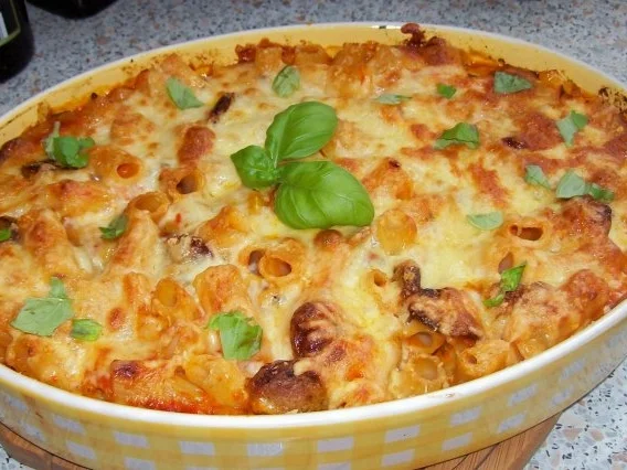 Scharfer Nudelauflauf mit Wurst und gekräuterter Paprika-Parmesansoße - Rezept - Bild Nr. 10