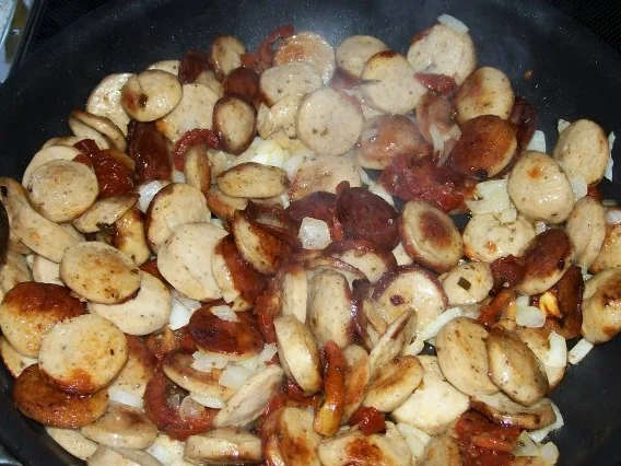 Scharfer Nudelauflauf mit Wurst und gekräuterter Paprika-Parmesansoße - Rezept - Bild Nr. 3