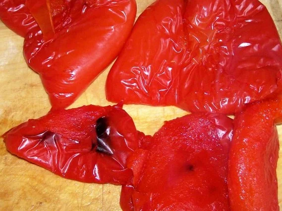 Scharfer Nudelauflauf mit Wurst und gekräuterter Paprika-Parmesansoße - Rezept - Bild Nr. 2