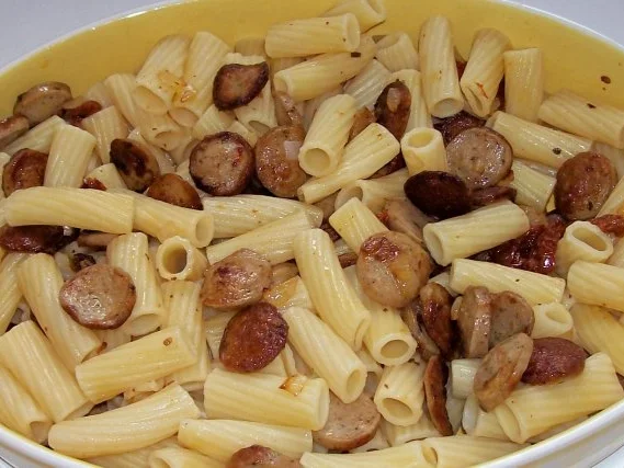 Scharfer Nudelauflauf mit Wurst und gekräuterter Paprika-Parmesansoße - Rezept - Bild Nr. 6