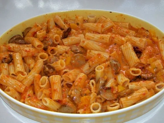 Scharfer Nudelauflauf mit Wurst und gekräuterter Paprika-Parmesansoße - Rezept - Bild Nr. 7