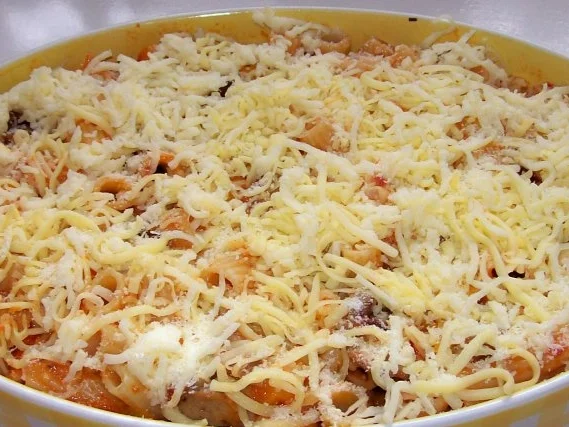 Scharfer Nudelauflauf mit Wurst und gekräuterter Paprika-Parmesansoße - Rezept - Bild Nr. 8