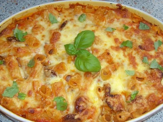 Scharfer Nudelauflauf mit Wurst und gekräuterter Paprika-Parmesansoße - Rezept - Bild Nr. 9