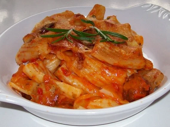 Scharfer Nudelauflauf mit Wurst und gekräuterter Paprika-Parmesansoße - Rezept